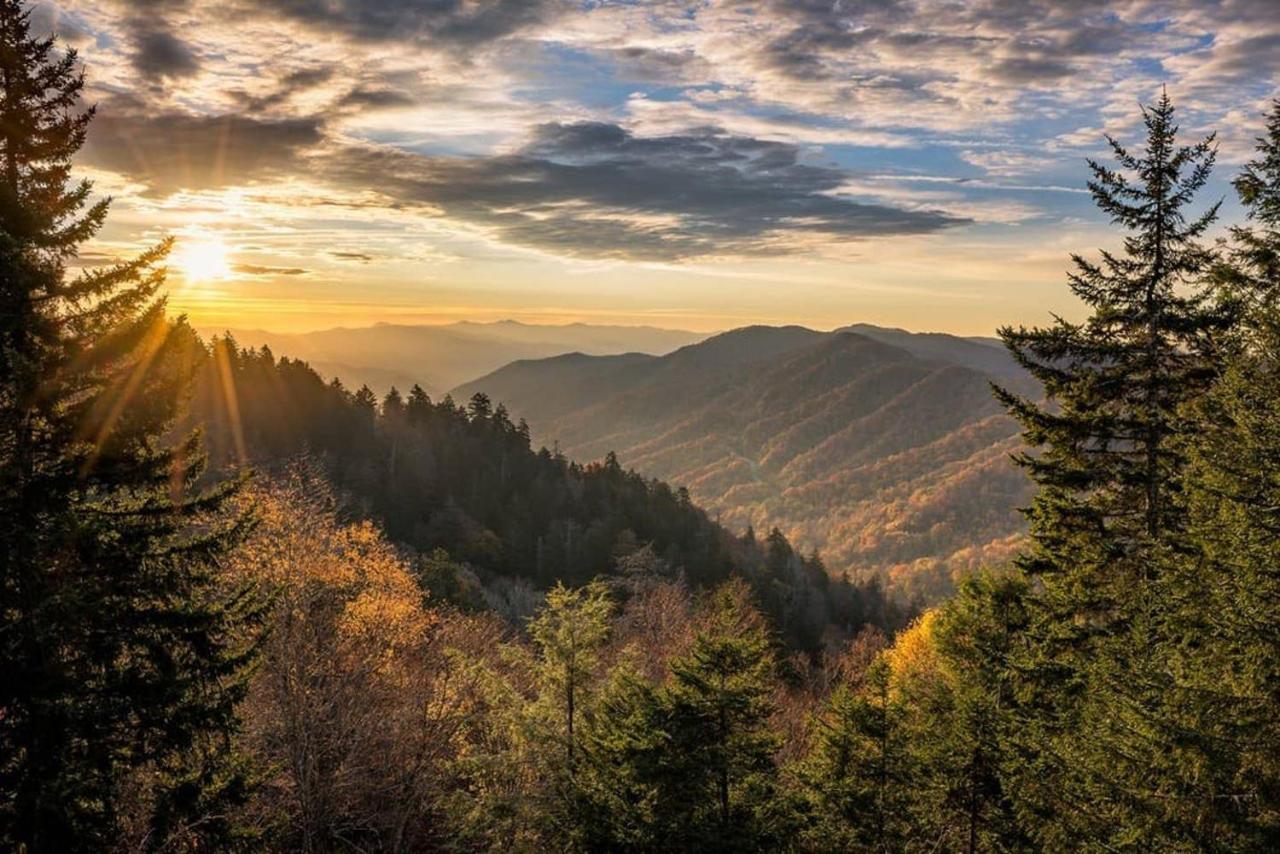 Sky High Views!!-Peak Mountaintop-Outdoor Pool-Close To Downtown-Private Balcony-Wifi-Cable Gatlinburg Dış mekan fotoğraf