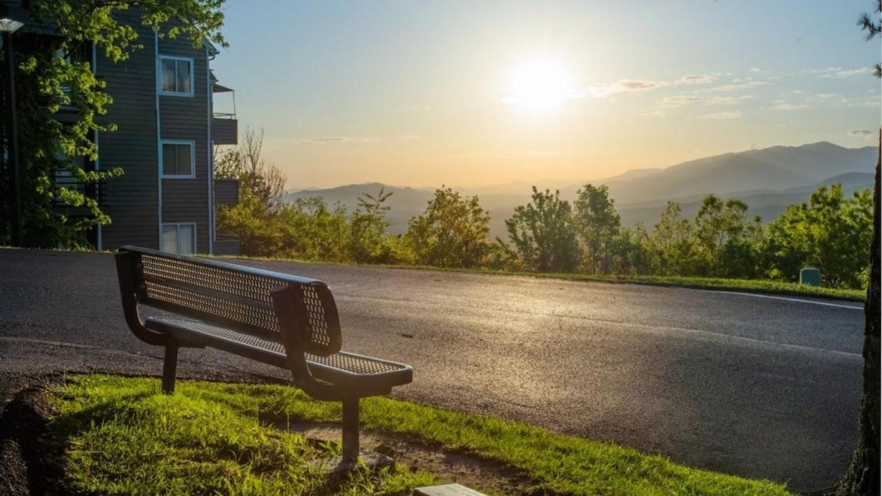 Sky High Views!!-Peak Mountaintop-Outdoor Pool-Close To Downtown-Private Balcony-Wifi-Cable Gatlinburg Dış mekan fotoğraf